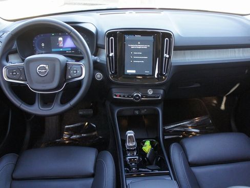 Certified 2025 Volvo XC40 B5 Plus image 10