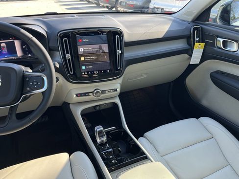 New 2025 Volvo XC40 B5 Ultra w/ Protection Package Premier image 17