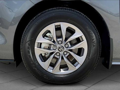 Used 2025 Toyota Sienna XLE FWD image 10