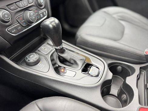 Used 2021 Jeep Cherokee Limited image 16