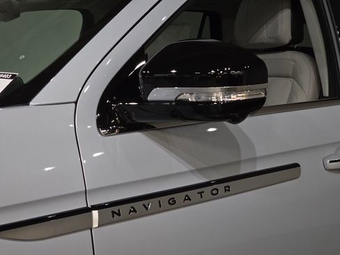 New 2025 Lincoln Navigator Reserve image 17