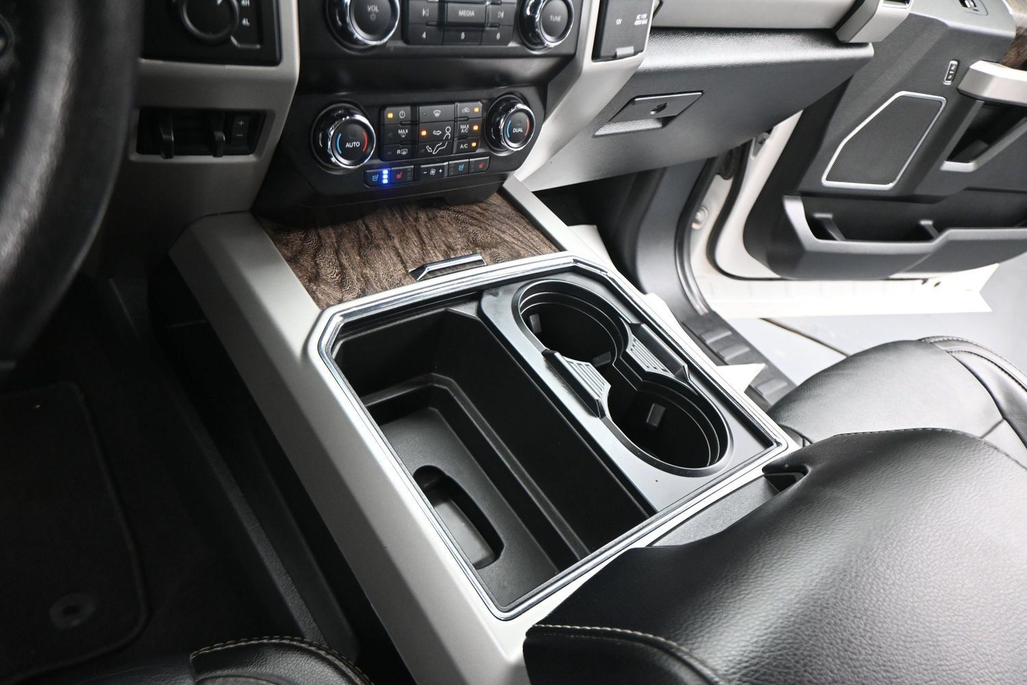 Used 2019 Ford F350 Lariat w/ Lariat Ultimate Package AWD/4WD image 6