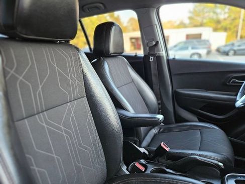 Used 2020 Chevrolet Trax LT w/ LT Convenience Package image 13