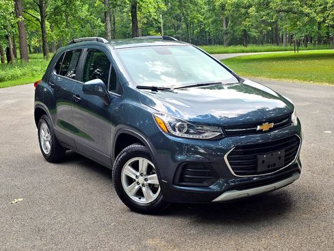 Used 2021 Chevrolet Trax LT w/ Driver Confidence Package image 2
