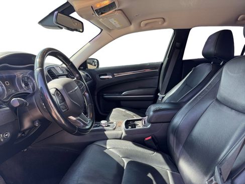 Used 2018 Chrysler 300 Limited image 10