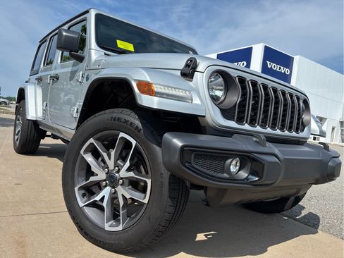 Used 2024 Jeep Wrangler Unlimited w/ Convenience Group AWD/4WD image 3