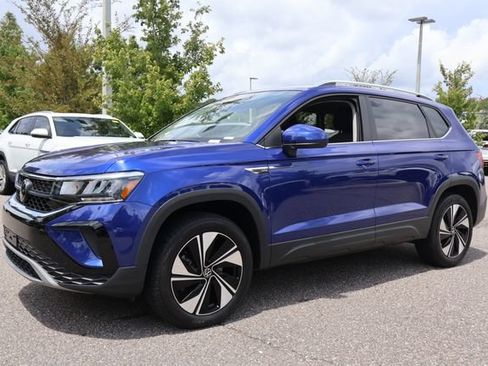 Certified 2024 Volkswagen Taos SE w/ Panoramic Sunroof Package AWD/4WD image 4