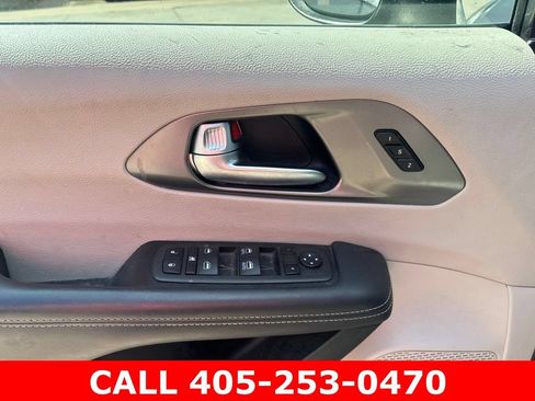 Used 2023 Chrysler Pacifica Touring-L FWD image 15
