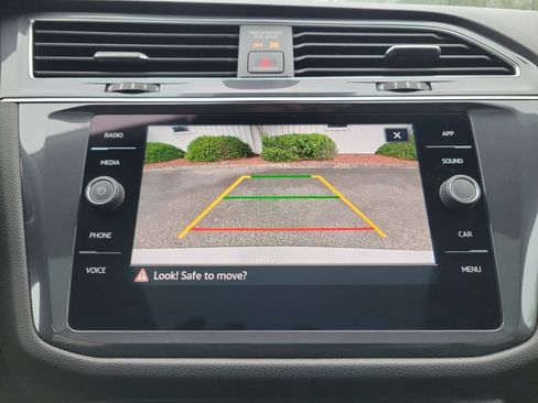 Certified 2023 Volkswagen Tiguan SE w/ Panoramic Sunroof Package FWD image 23