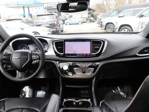 Used 2025 Chrysler Pacifica Limited image 18