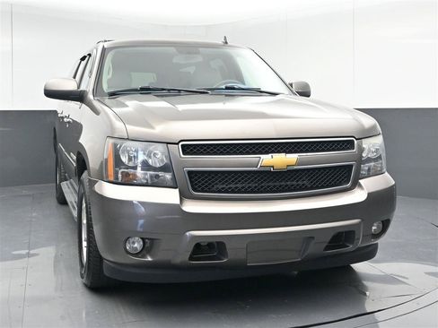 Used 2013 Chevrolet Suburban LT RWD image 2