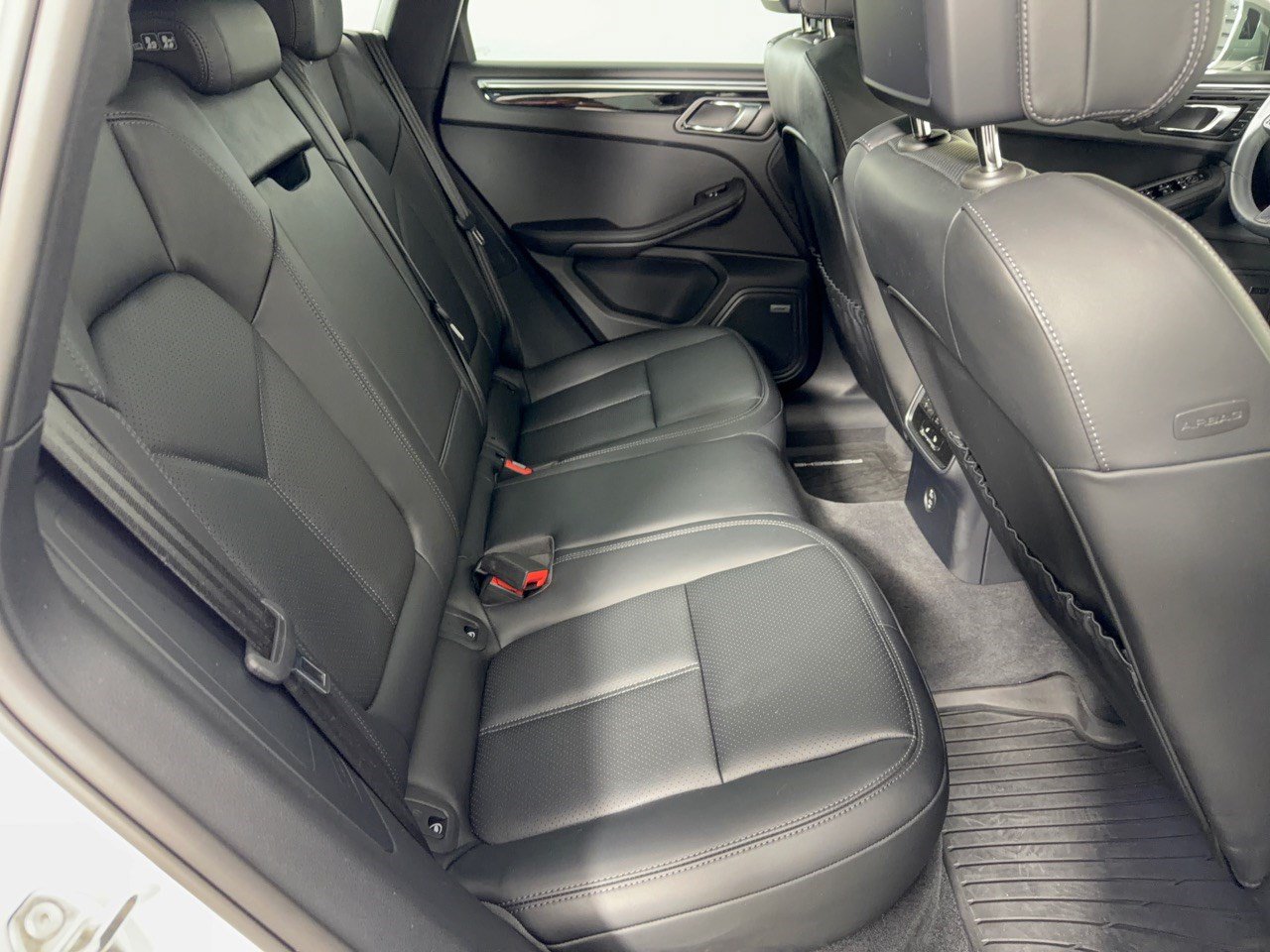 Certified 2025 Porsche Macan Turbo AWD/4WD image 29