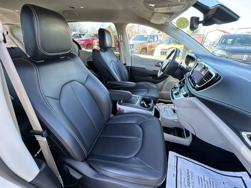 Used 2023 Chrysler Pacifica Touring-L FWD image 24