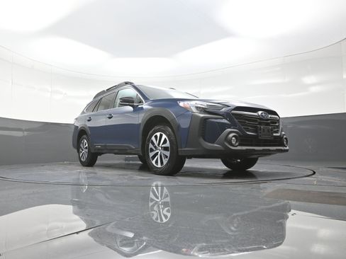 Used 2025 Subaru Outback Premium image 9