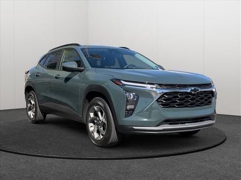 Certified 2025 Chevrolet Trax LT w/ LT Convenience Package FWD image 4