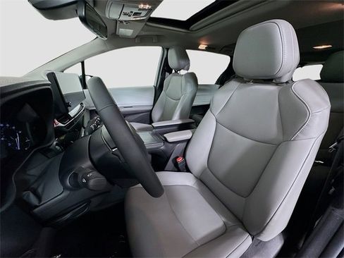 Used 2025 Toyota Sienna XLE image 18