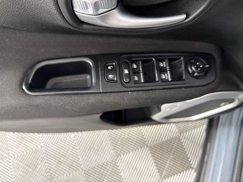 Used 2019 Jeep Renegade Latitude w/ Safety and Security Group FWD image 12
