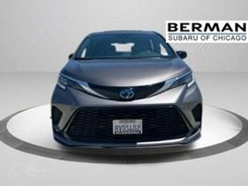 Used 2021 Toyota Sienna XSE w/ XSE Plus Package FWD image 2