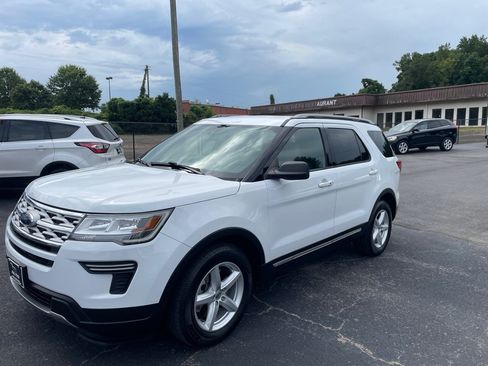 Used 2018 Ford Explorer XLT FWD image 2