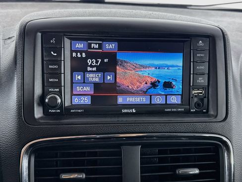 Used 2018 Dodge Grand Caravan SE w/ UConnect Hands-Free Group FWD image 16