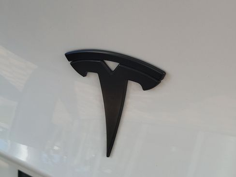 Used 2024 Tesla Model Y Long Range RWD image 9