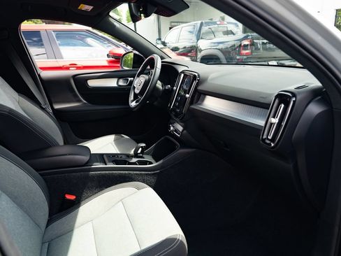 Used 2024 Volvo XC40 B5 Core AWD/4WD image 22