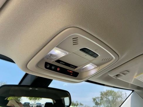 Used 2018 Chevrolet Traverse LT FWD image 33