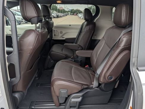 Used 2024 Toyota Sienna Platinum FWD image 28