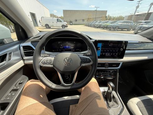 New 2026 Volkswagen Taos SE AWD/4WD image 12