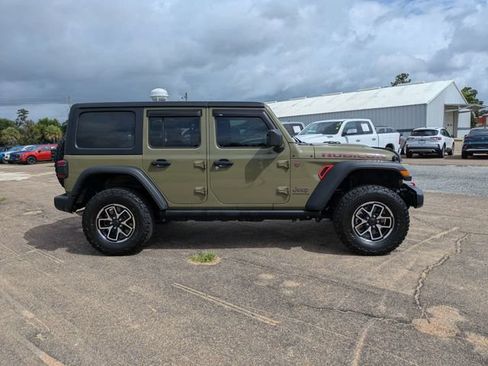 Used 2025 Jeep Wrangler Unlimited Rubicon w/ Convenience Group AWD/4WD image 3