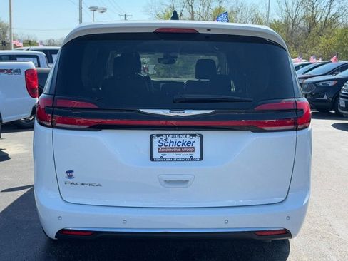 Used 2024 Chrysler Pacifica Touring-L FWD image 4