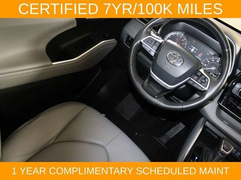 Used 2022 Toyota Highlander XLE FWD image 15