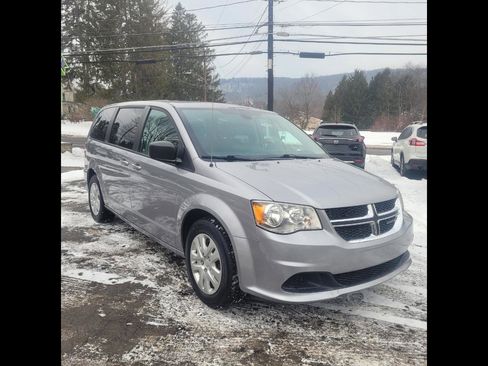 Used 2018 Dodge Grand Caravan SE w/ UConnect Hands-Free Group image 2