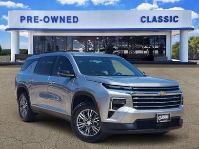 Used 2025 Chevrolet Traverse LT