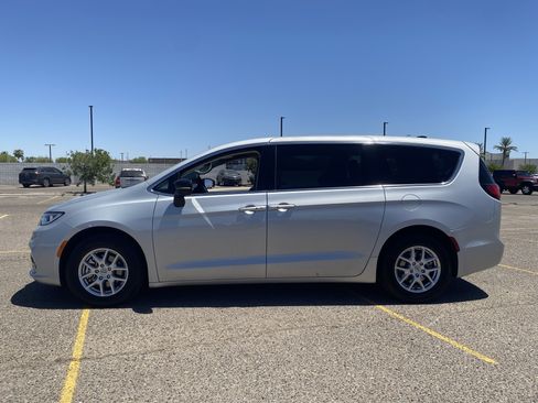 Certified 2024 Chrysler Pacifica Touring-L FWD image 3