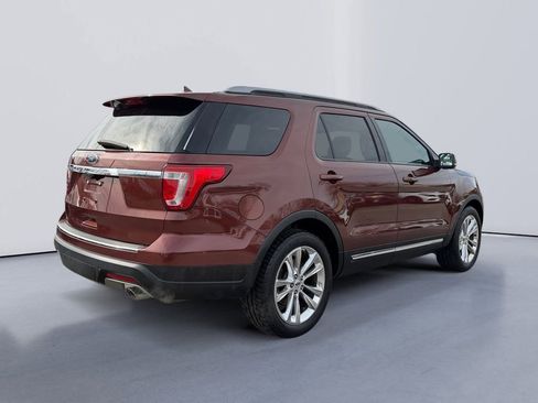 Used 2018 Ford Explorer XLT w/ Equipment Group 202A image 3