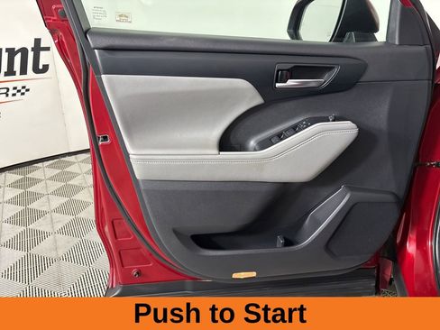 Used 2020 Toyota Highlander XLE image 10