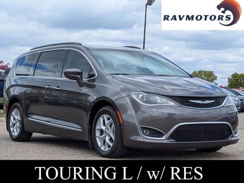 Used 2017 Chrysler Pacifica Touring-L FWD image 1