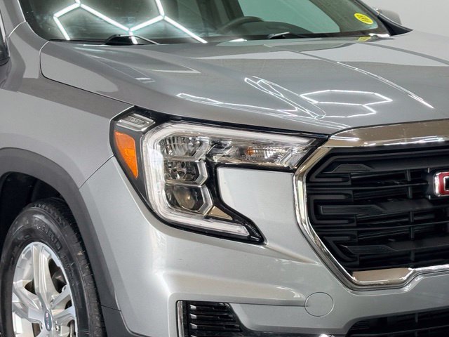 Used 2023 GMC Terrain SLE w/ Driver Convenience Package FWD image 2