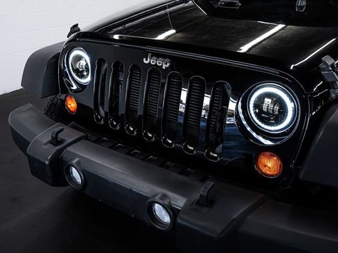 Used 2012 Jeep Wrangler Unlimited Rubicon w/ Dual Top Group AWD/4WD image 10