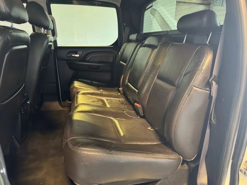 Used 2011 Cadillac Escalade EXT Premium image 32