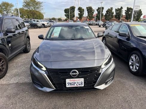 Used 2025 Nissan Altima 2.5 SV FWD image 2