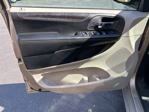 Used 2015 Chrysler Town & Country Touring FWD image 17