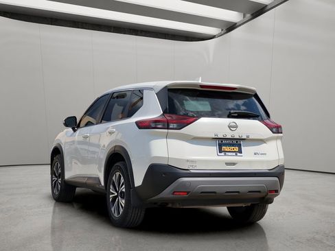 Used 2023 Nissan Rogue SV image 3