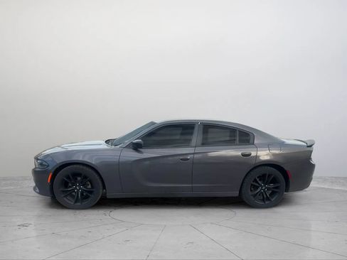 Used 2018 Dodge Charger SXT w/ Blacktop Package RWD image 2