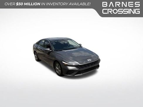 Used 2024 Hyundai Elantra SE FWD image 1
