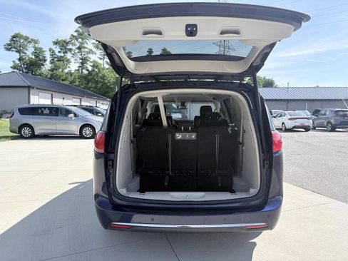Used 2019 Chrysler Pacifica Touring-L FWD image 8