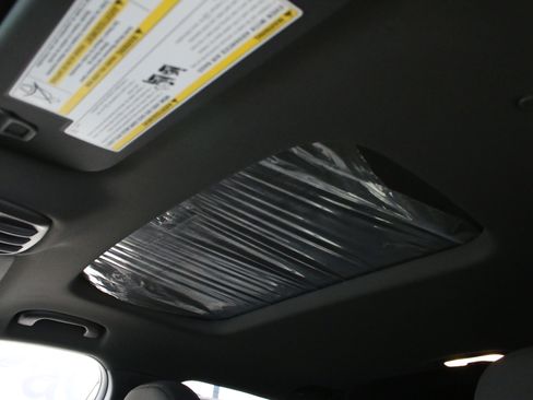 Certified 2024 Chevrolet Trax RS w/ Sunroof Package FWD image 25