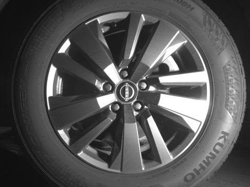 Used 2025 Nissan Pathfinder SV image 14