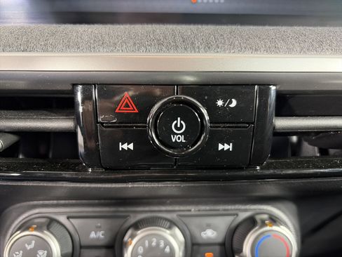 Used 2025 Nissan Kicks SV AWD/4WD image 22